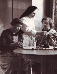 Zuster Christophori met bewoners van Huize Sint Vincentius te Venraij